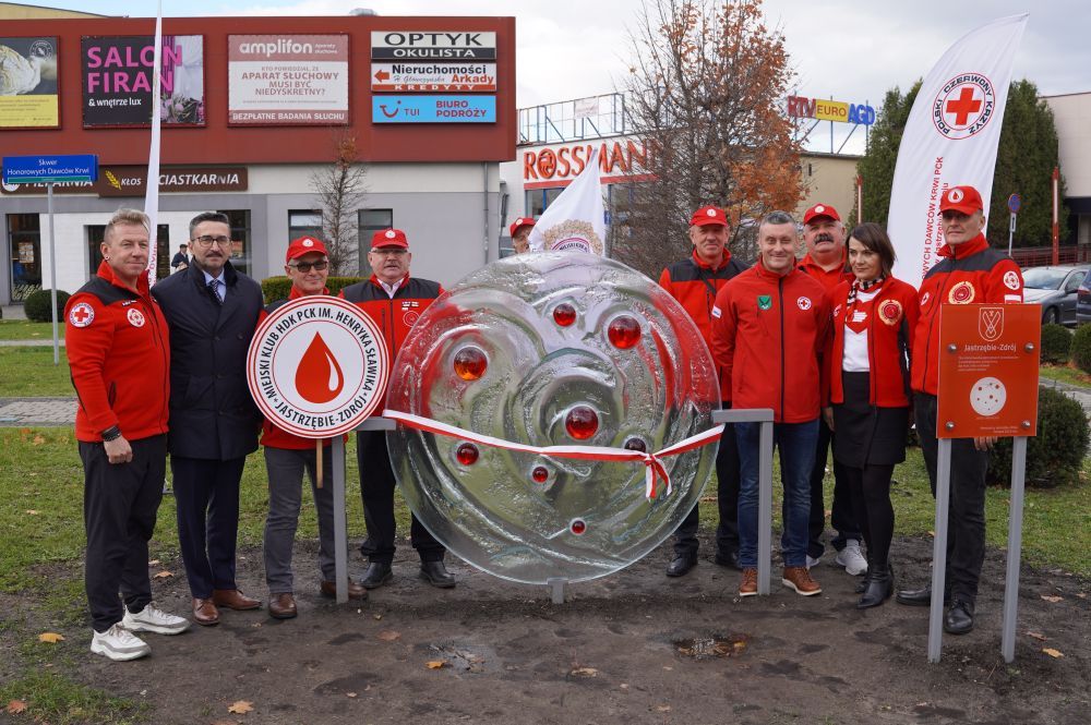 Zdjęcie przedstawia uroczystość odsłonięcia pomnika krwiodawców.