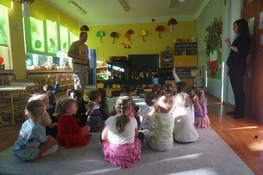 Zdjęcie przedstawia lekcję w PP nr 15 ze Stowarzyszeniem "SZPON".