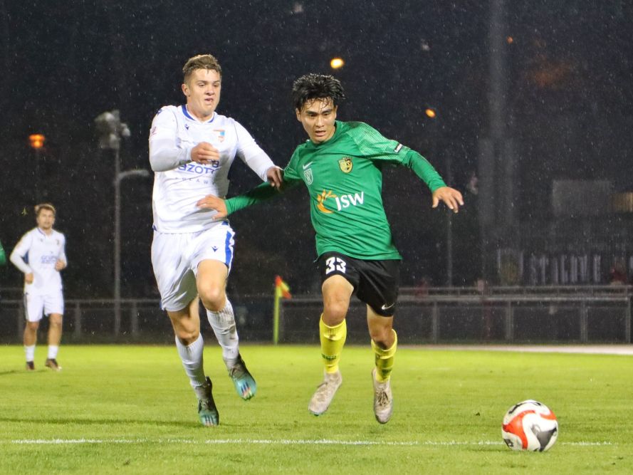 Zdjęcie przedstawia mecz GKS-u Jastrzębie z Wisłą Puławy.