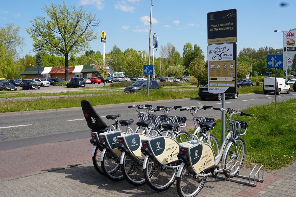 Zdjęcie przedstawia miejskie jastrzębskie rowery.