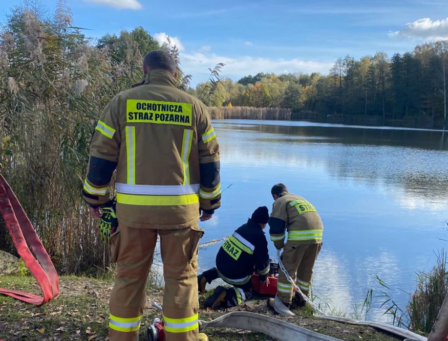 Zdjęcie przedstawia ćwiczenia strażackie.