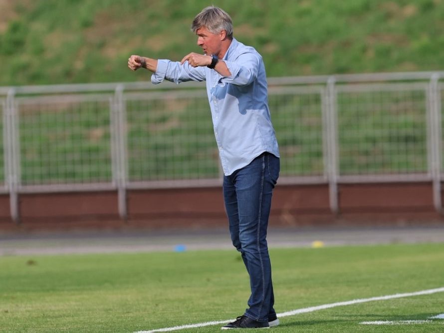 Były trenera GKS-u Jastrzębie, Piotra Dziewickiego podczas gestykulacji przy linii bocznej boiska