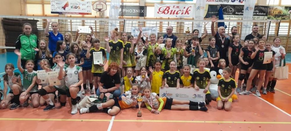 Zdjęcie przedstawia turniej minisiatkówki zorganizowany przez jastrzębski ZSMS.