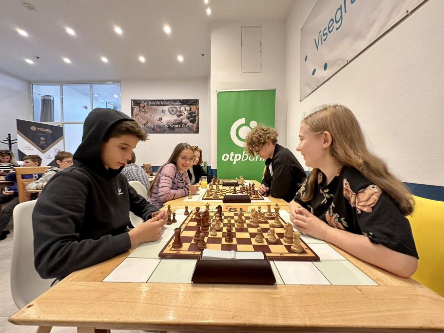 Zdjęcie przedstawia szachistów UKS Pionier podczas międzynarodowego turnieju na Węgrzech.
