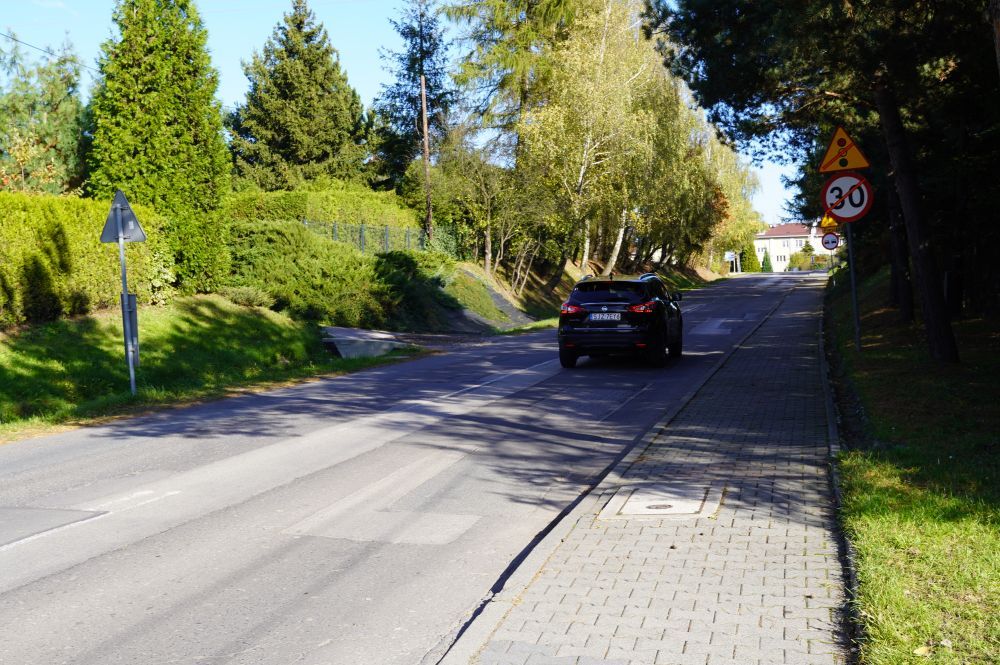 Zdjęcie przedstawia ul. Gagarina przed rozpoczęciem prac remontowych.