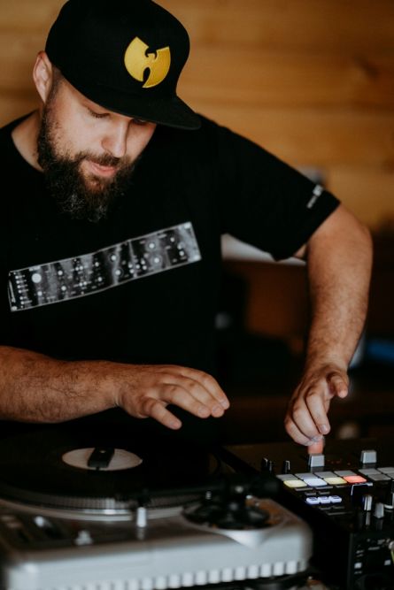 Zdjęcie przedstawia DJ-a Eproma.