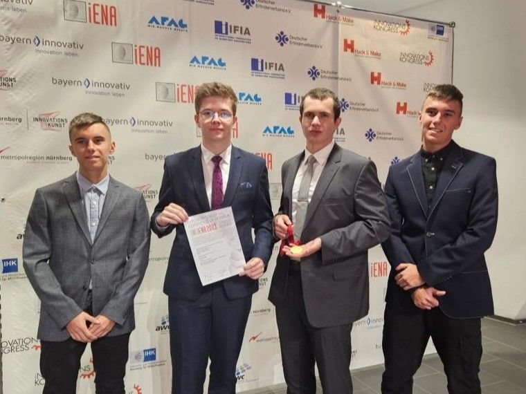 Na zdjęciu uczniowie - wynalazcy. 