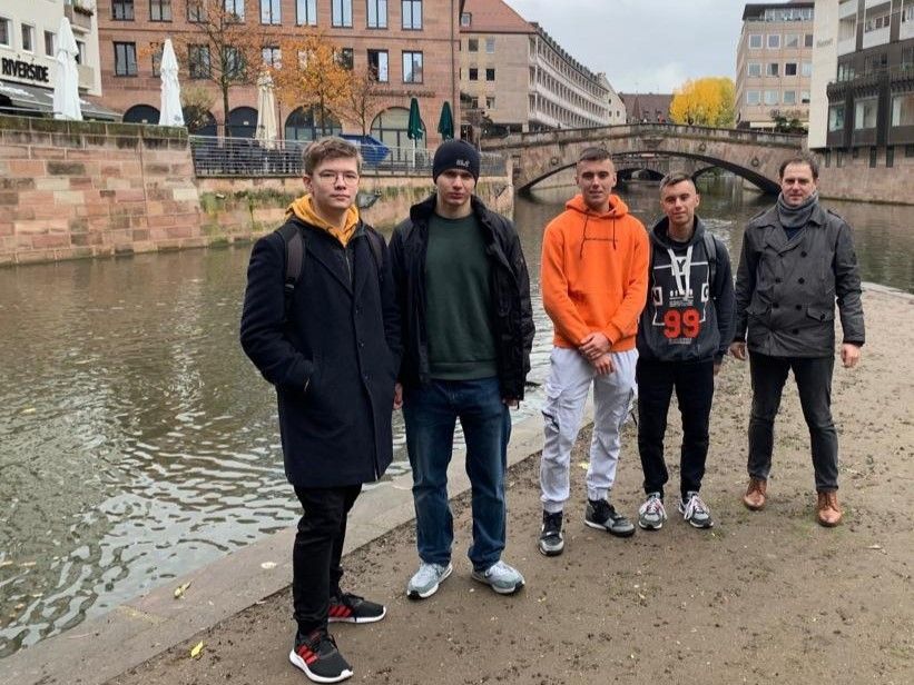 Na zdjęciu uczniowie - wynalazcy.