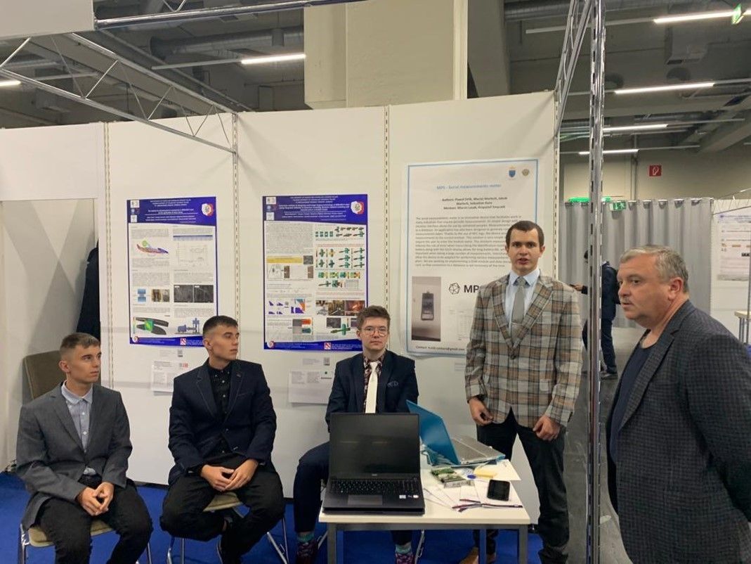 Na zdjęciu uczniowie - wynalazcy. 