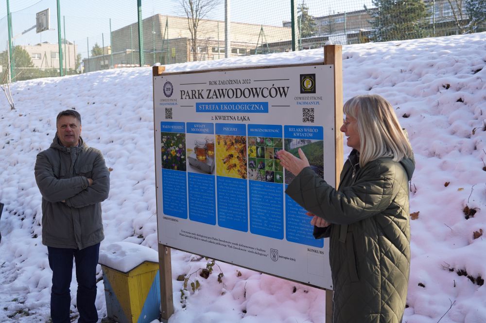 Zdjęcie przedstawia uroczystość otwarcia Ekopracowni w ZSTB.