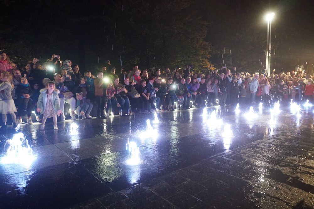 Zdjęcie przedstawia fontannę na deptaku.