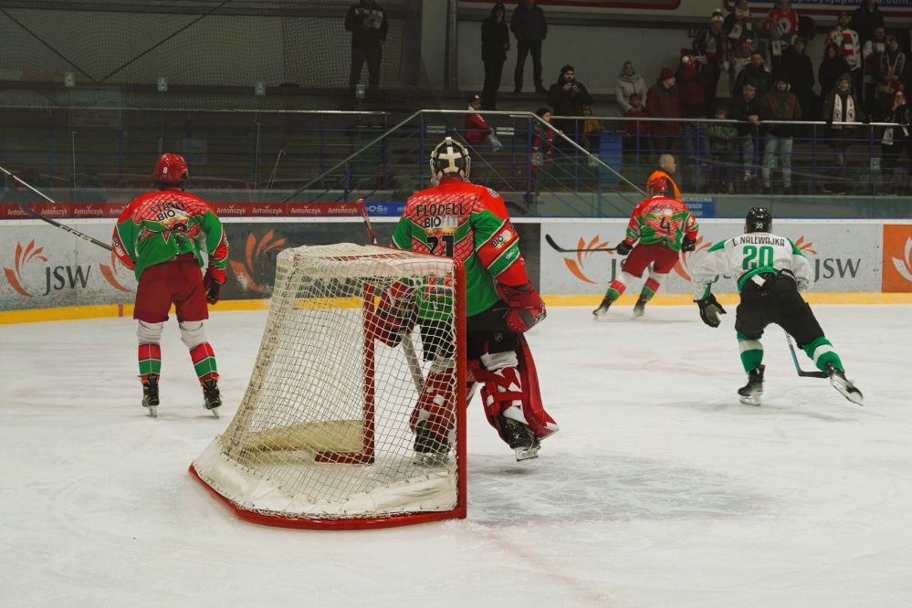 Zdjęcie zawodników podczas meczu. 