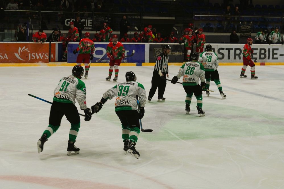 Zdjęcie przedstawia hokeistów JKH GKS-u Jastrzębie