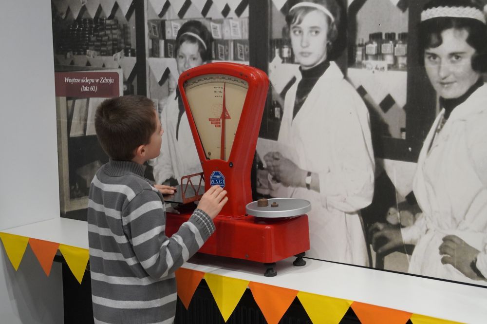 Zwiedzający na otwarciu wystawy. 