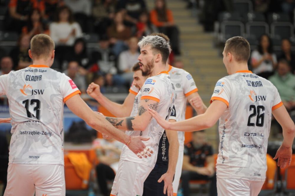 Zdjęcie przedstawia siatkarzy Jastrzębskiego Węgla.