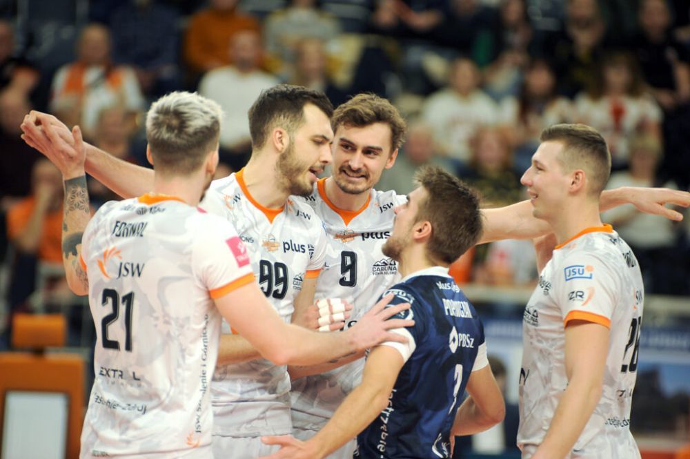Zbierający się w kółko siatkarze jastrzębskiego po udanej akcji