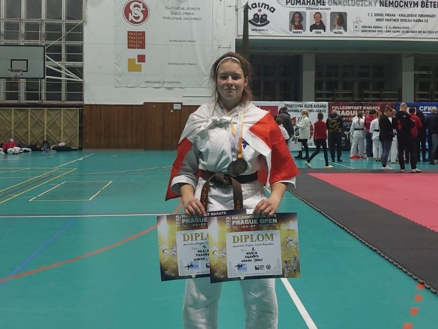 Zdjęcie przedstawia Marię Franek, medalistkę międzynarodowego turnieju w Pradze.