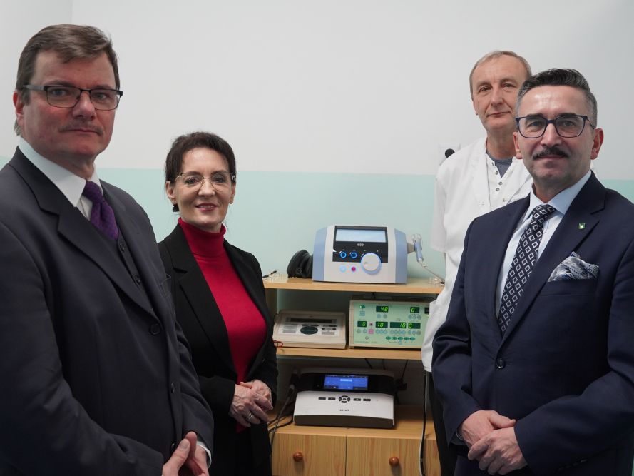 Zdjęcie przedstawia odbiór aparatu do laseroterapii przez Panią Prezydent. 