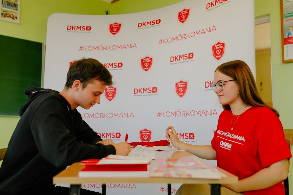 Zdjęcie przedstawia rejestrację potencjalnego dawcy szpiku.