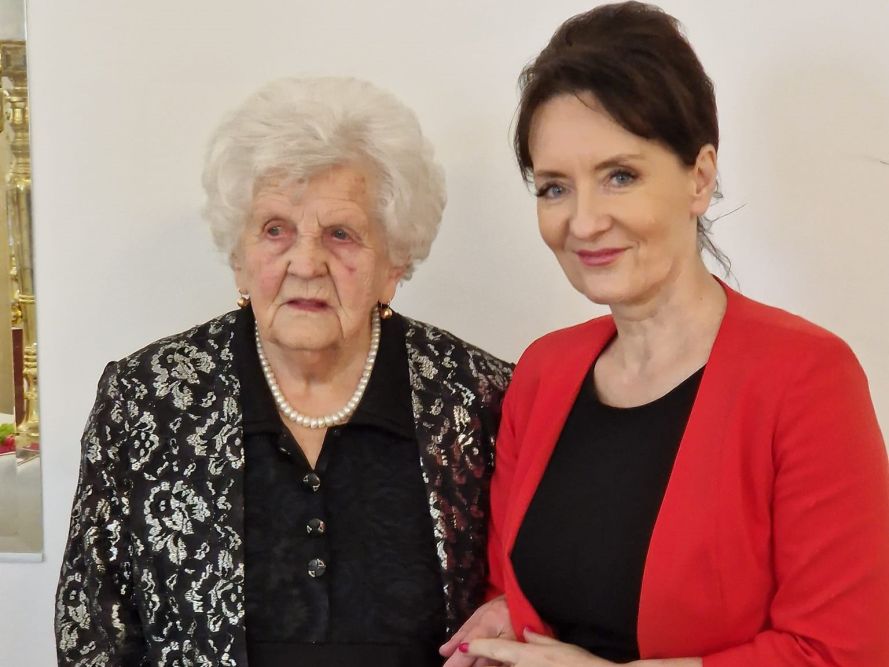 Zdjęcie przedstawia Panią Cecylię i Prezydent Miasta.