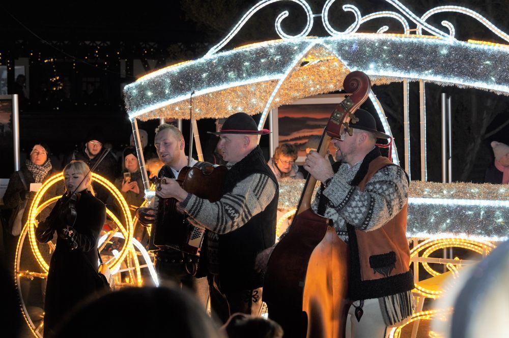 Zdjęcie przedstawia koncert kolęd w Parku Zdrojowym