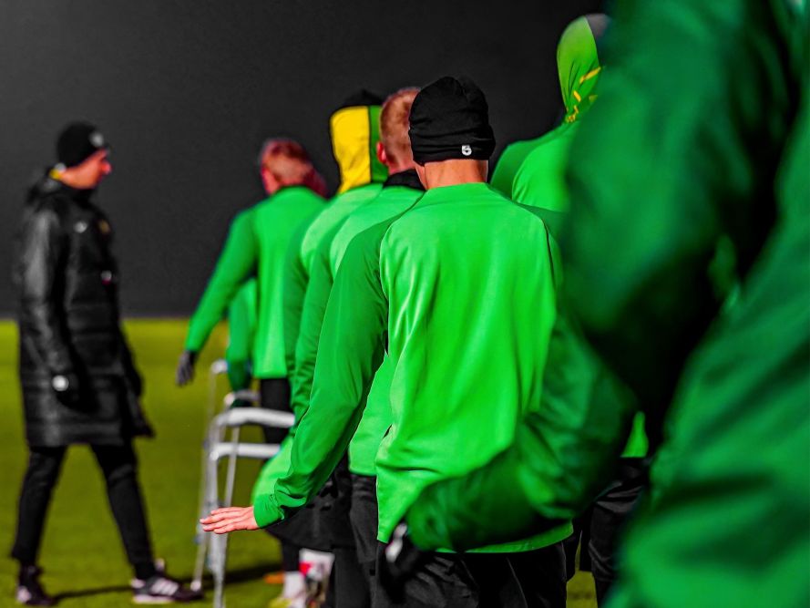 Drużyna podczas treningu motorycznego w trakcie przebiegania przez mini płotki