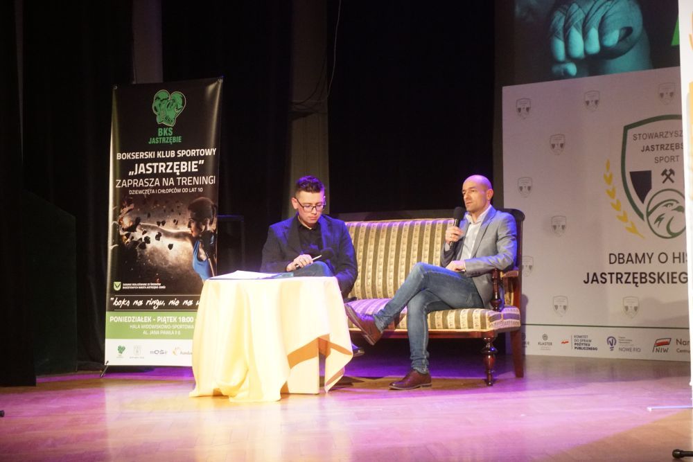 Zdjęcie przedstawia premierę książki "Górnicze Pięści".