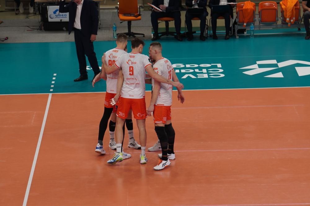 Zdjęcie przedstawia mecz pomiędzy Jastrzębskim Węglem a SVG Luneburg.