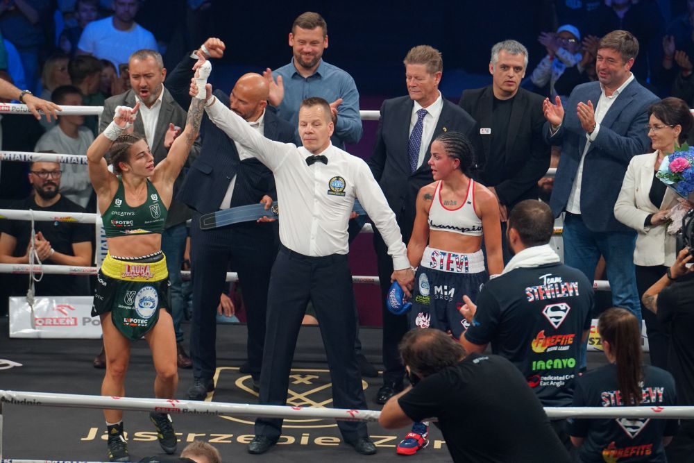 Zdjęcie przedstawia walkę Laury Grzyb z Brytyjką Stevi Levy.