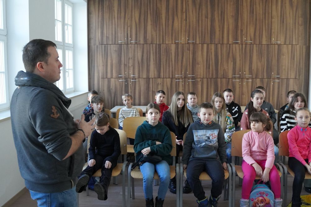 Zdjęcie przedstawia zajęcia odbywające się podczas ferii w Łazienkach III.