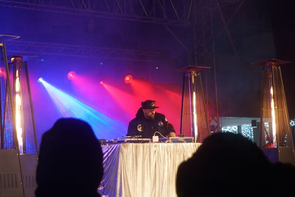 Mężczyzna grający muzykę na sprzęcie typu DJ