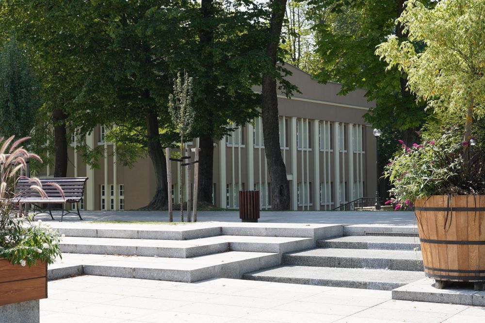 Galeria Sztuki Współczesnej Łazienki III, widok od placu defiladowego