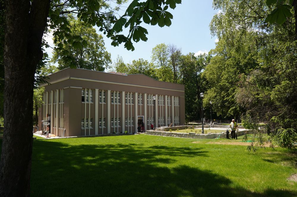 Galeria Sztuki Współczesnej Łazienki III, widok w słoneczny dzień