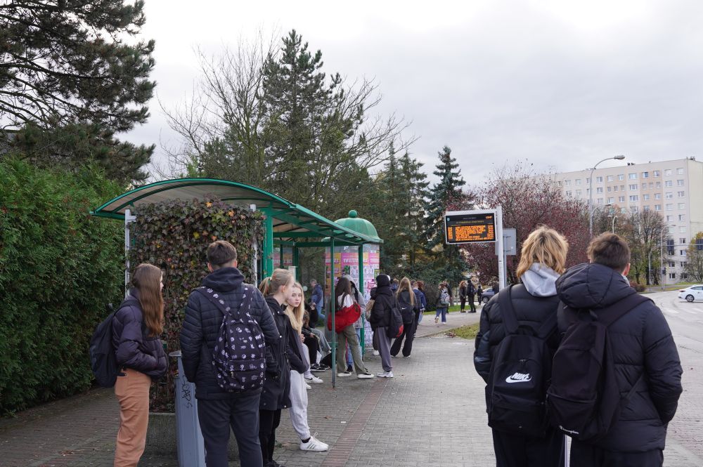 Pasażerowie oczekujący na autobus MZK w Jastrzębiu-Zdroju.