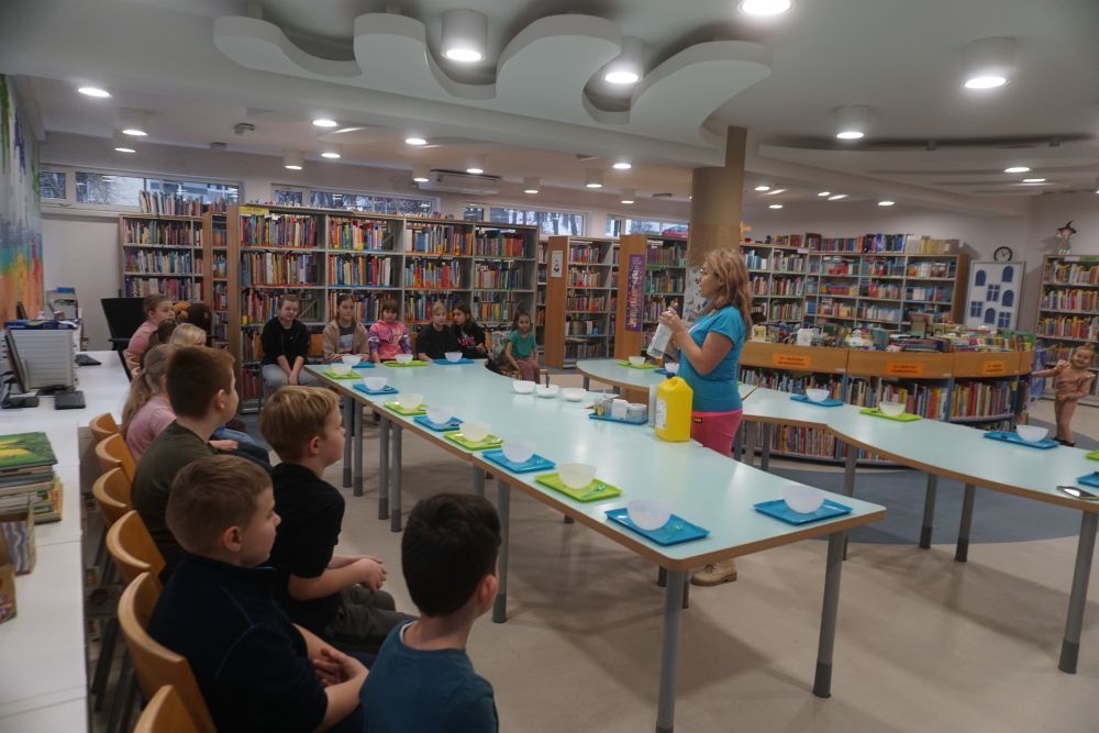 Zdjęcie przedstawia zajęcia odbywające się w jastrzębskiej bibliotece w trakcie ferii.