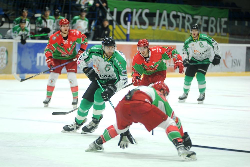 Zdjęcie przedstawia hokeistów JKH GKS-u Jastrzębie w meczu z Zagłębiem Sosnowiec.