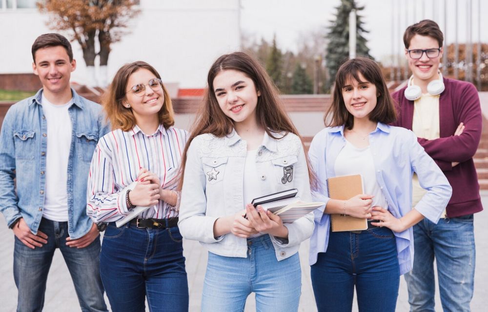 Zdjęcie ilustracyjne przedstawiające studentów