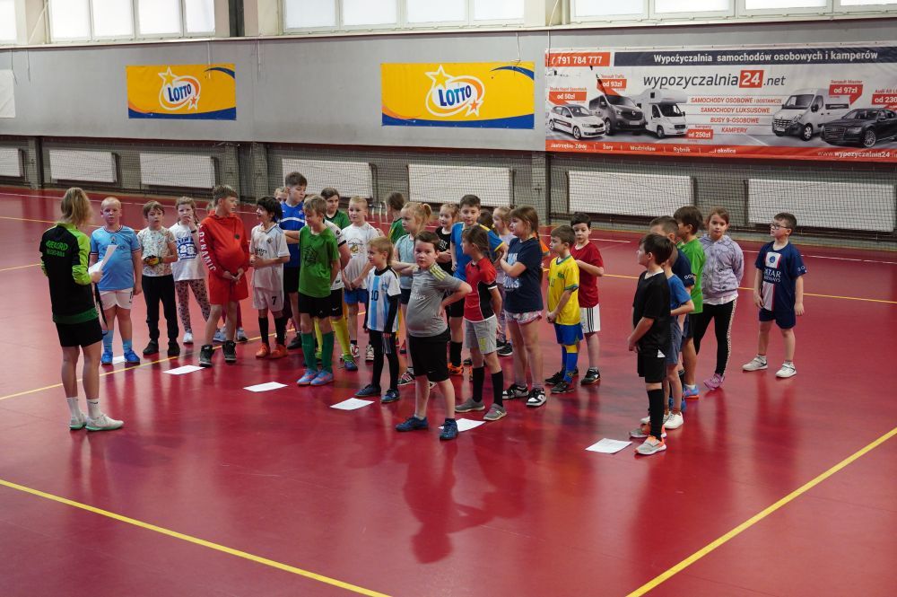 Zdjęcie przedstawia zajęcia organizowane w trakcie ferii przez MOSiR w Jastrzębiu-Zdroju.