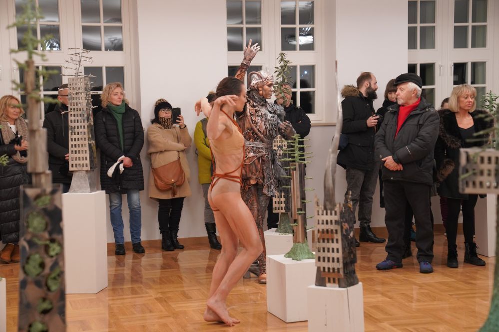 Otwarcie galerii - sala główna - wystawa rzeźby 