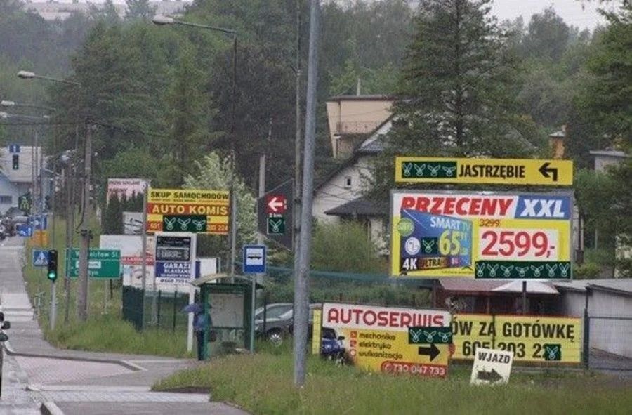 Zdjęcie przedstawia reklamy w Jastrzębiu-Zdroju.