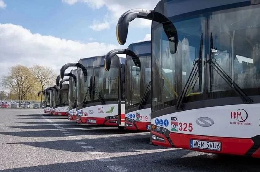 Zdjęcie przedstawia autobusy MZK.