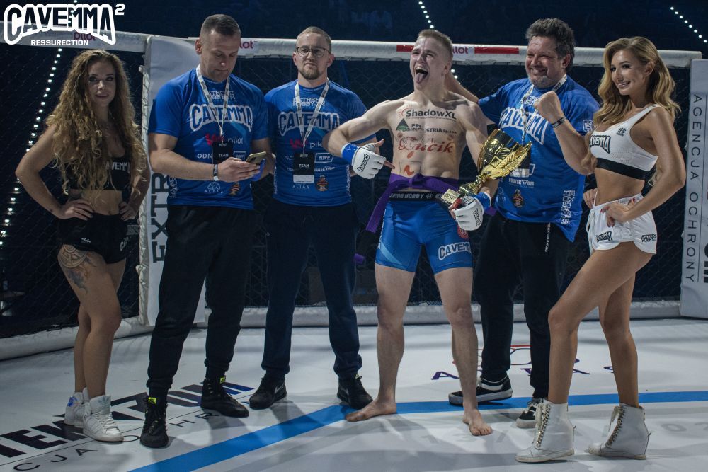 Zdjęcie przedstawia galę Cavemma, która odbyła się w Jastrzębiu-Zdroju.