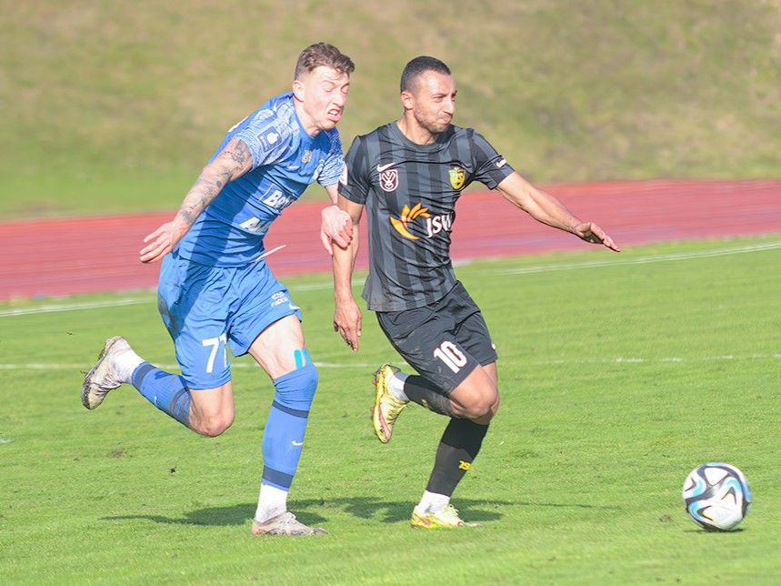 Zdjęcie przedstawia mecz sparingowy GKS-u Jastrzębie z Ruchem Chorzów