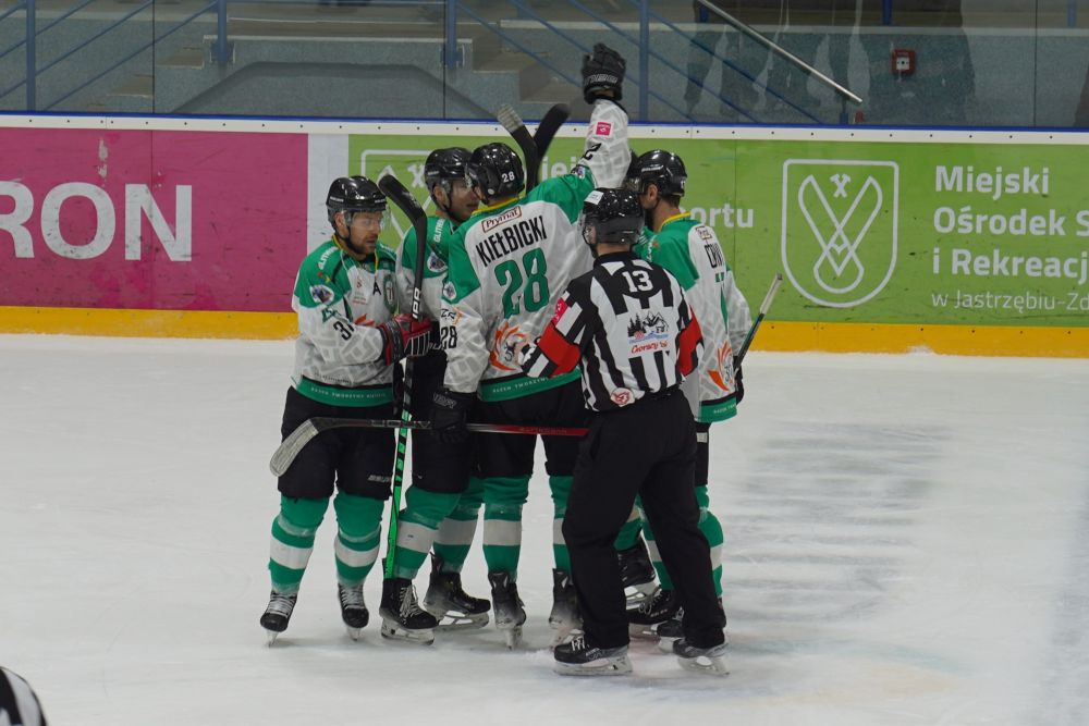 Zdjęcie przedstawia mecz hokeistów JKH GKS-u Jastrzębie z GKS-em Tychy.