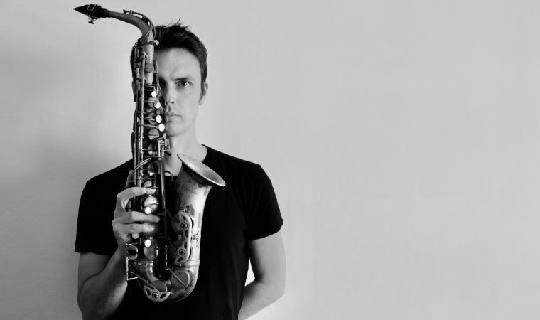 Zdjęcie przedstawia jednego z artystów JAZZtrzębie Festiwal - 