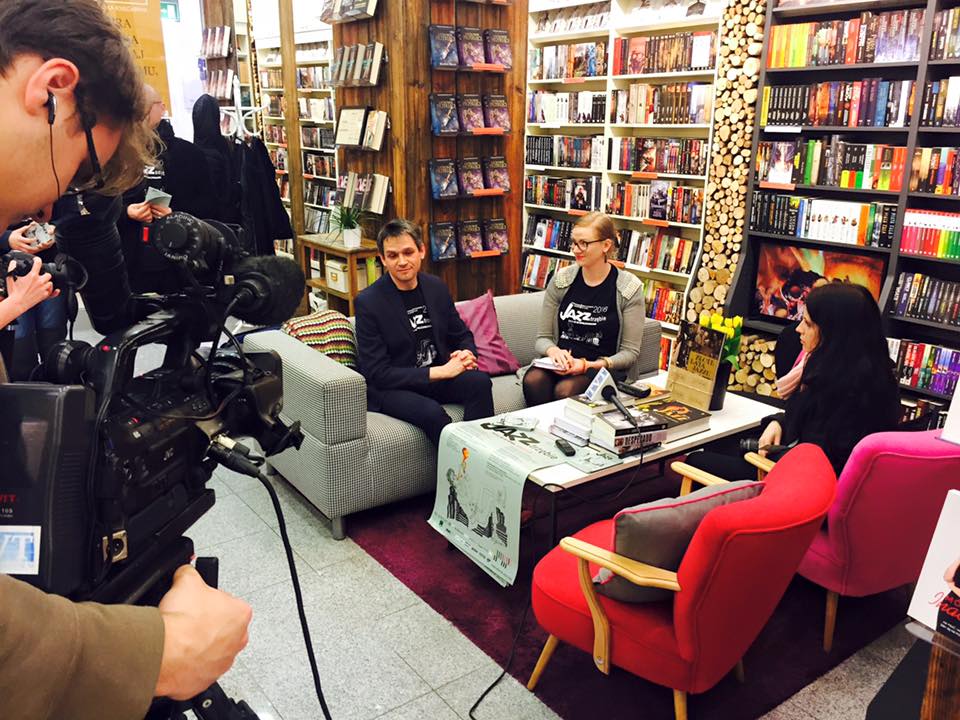 Zdjęcie przedstawia spotkanie p.Strączka w księgarni. 