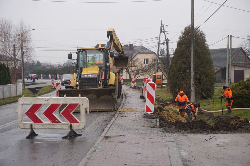 Zdjęcie przedstawia remont ul. Niepodległości.