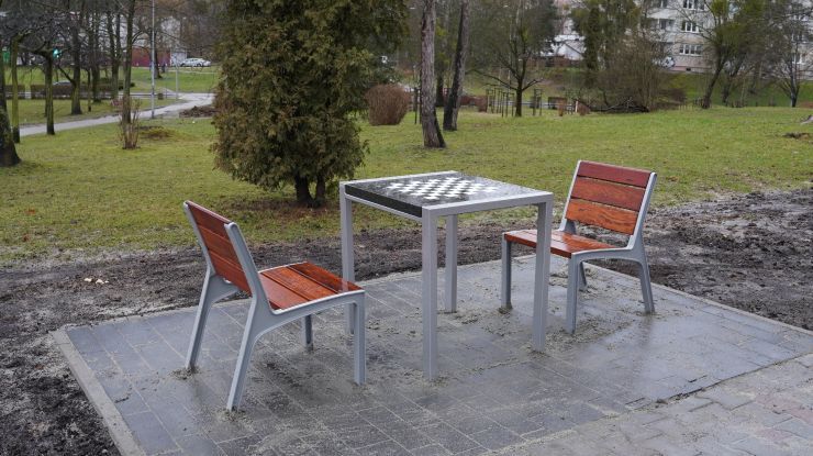Na zdjęciu elementy zakupione w ramach inwestycji - stół i krzesła.