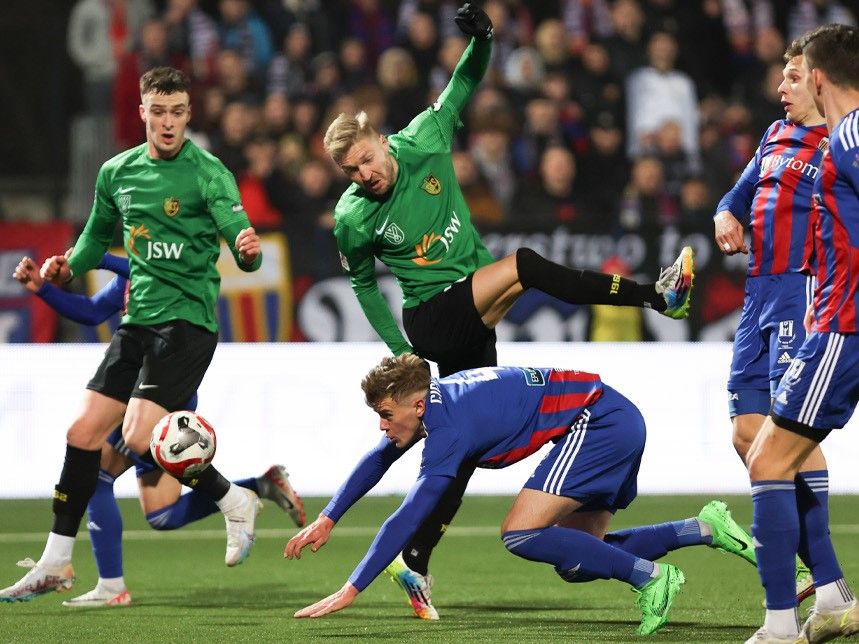 Zdjęcie przedstawia mecz GKS-u Jastrzębie z Polonią Bytom.