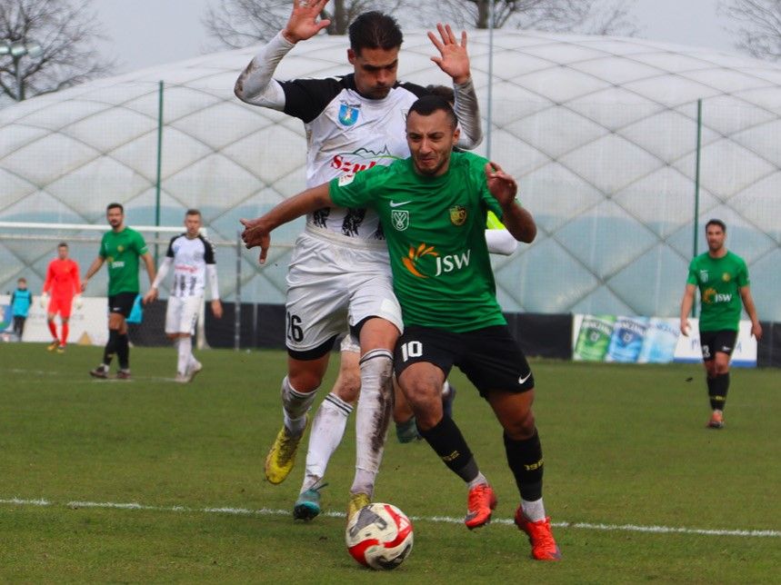 Zdjęcie przedstawia mecz GKS-u Jastrzębie z Sandecją Nowy Sącz.